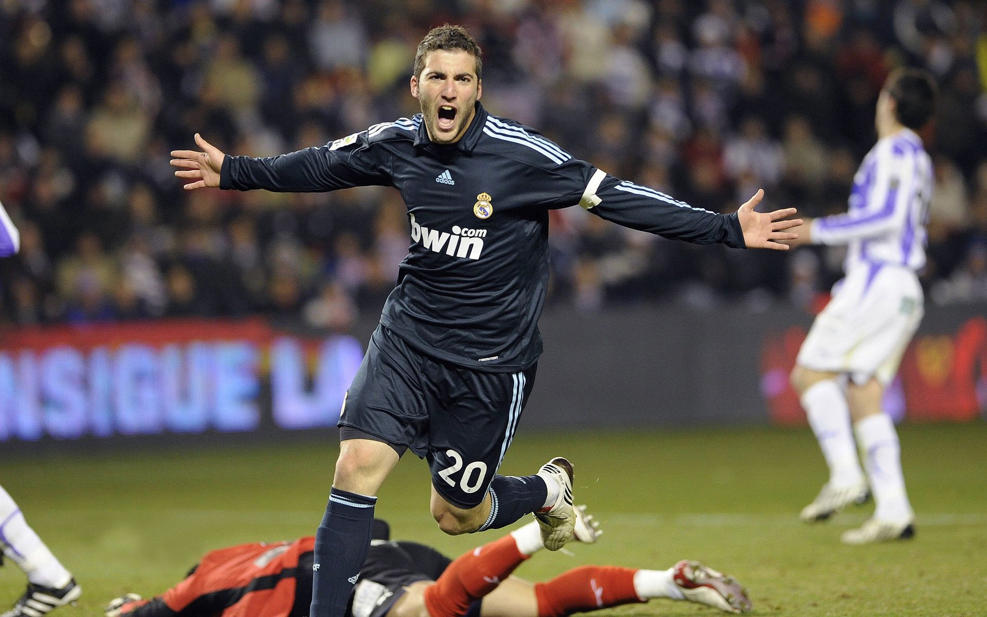 “英超争冠激战正酣，胜负瞬息万变”，“英超”